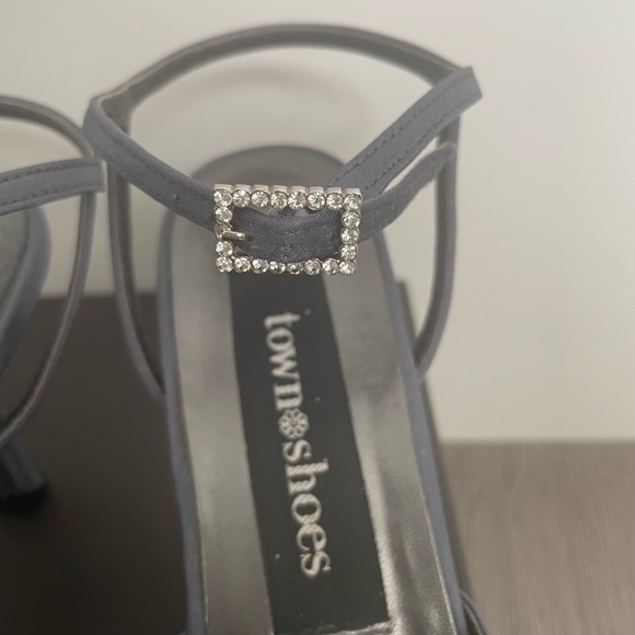 Beautiful Pewter Satin Heels Size 8 - Picture 6 of 7